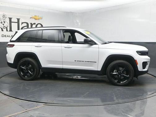 Bright White Clearcoat 2023 Jeep Grand Cherokee Altitude
