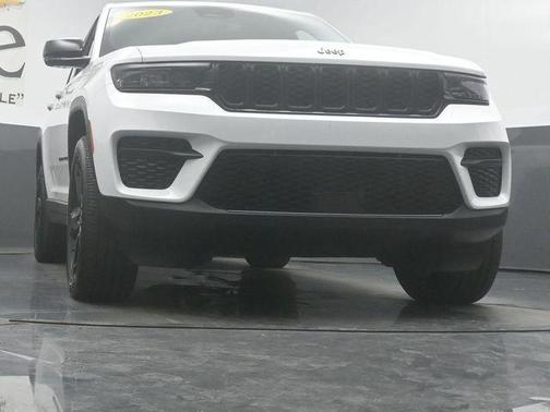 Bright White Clearcoat 2023 Jeep Grand Cherokee Altitude