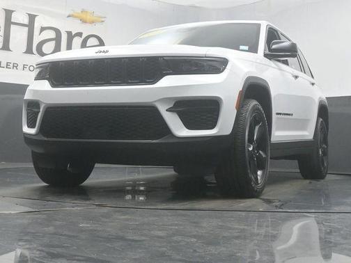 Bright White Clearcoat 2023 Jeep Grand Cherokee Altitude