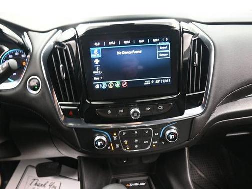 Mosaic Black Metallic 2022 Chevrolet Traverse LT Cloth