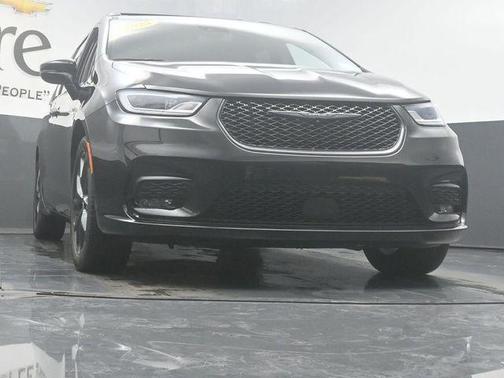 Brilliant Black Crystal Pearlcoat 2023 Chrysler Pacifica Touring-L