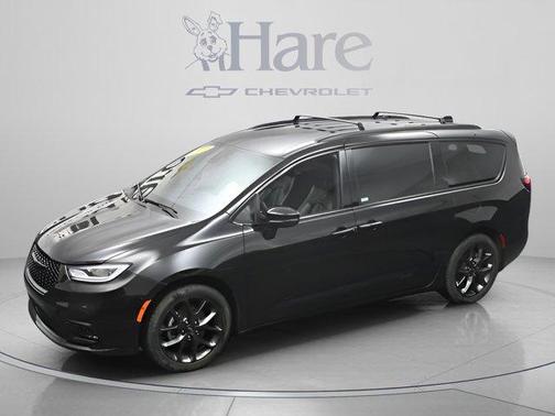 Brilliant Black Crystal Pearlcoat 2023 Chrysler Pacifica Touring-L