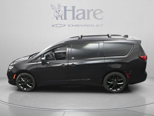 Brilliant Black Crystal Pearlcoat 2023 Chrysler Pacifica Touring-L