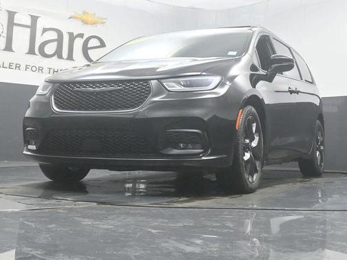 Brilliant Black Crystal Pearlcoat 2023 Chrysler Pacifica Touring-L