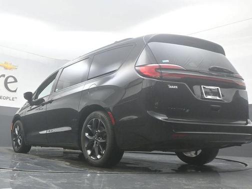 Brilliant Black Crystal Pearlcoat 2023 Chrysler Pacifica Touring-L