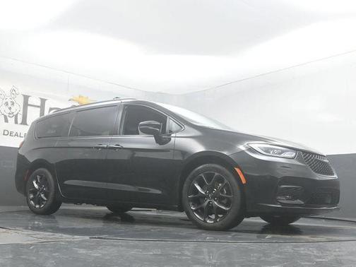 Brilliant Black Crystal Pearlcoat 2023 Chrysler Pacifica Touring-L
