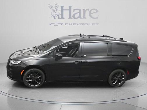 Brilliant Black Crystal Pearlcoat 2023 Chrysler Pacifica Touring-L