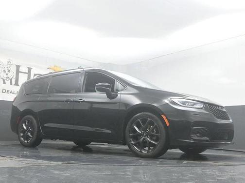Brilliant Black Crystal Pearlcoat 2023 Chrysler Pacifica Touring-L