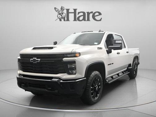 White Sand 2026 Chevrolet Silverado 2500 Custom