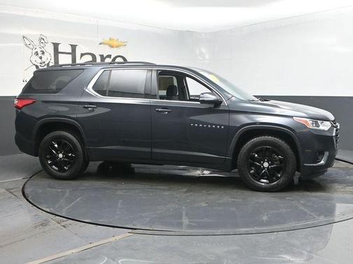Graphite Metallic 2020 Chevrolet Traverse LT Cloth