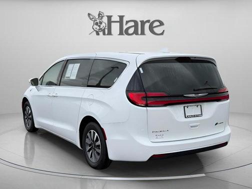 Bright White Clearcoat 2022 Chrysler Pacifica Hybrid Touring L