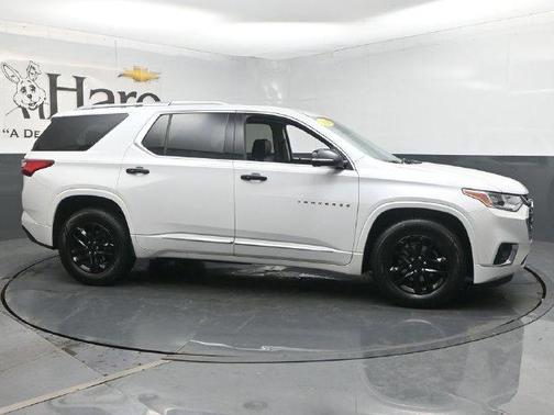 Iridescent Pearl Tricoat 2020 Chevrolet Traverse Premier