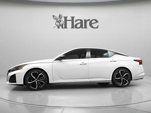 Glacier White 2024 Nissan Altima 2.5 SR