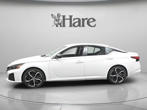 Glacier White 2024 Nissan Altima 2.5 SR