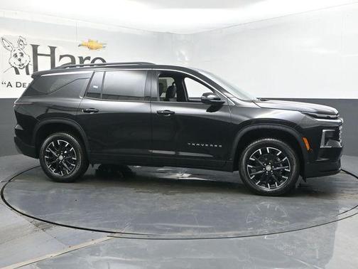 Mosaic Black Metallic 2026 Chevrolet Traverse LT