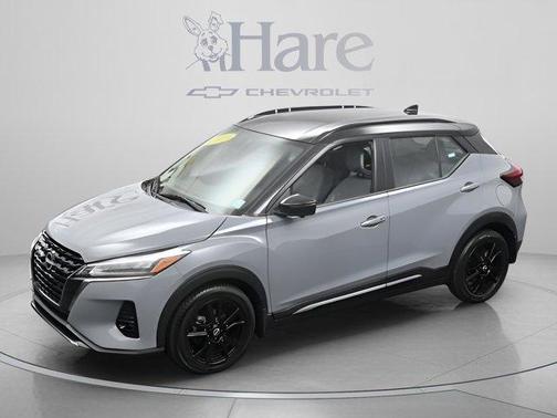 2 Tone Gray / Black 2023 Nissan Kicks SR
