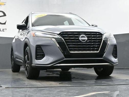 2 Tone Gray / Black 2023 Nissan Kicks SR
