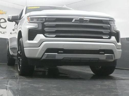 Iridescent Pearl Tricoat 2023 Chevrolet Silverado 1500 High Country