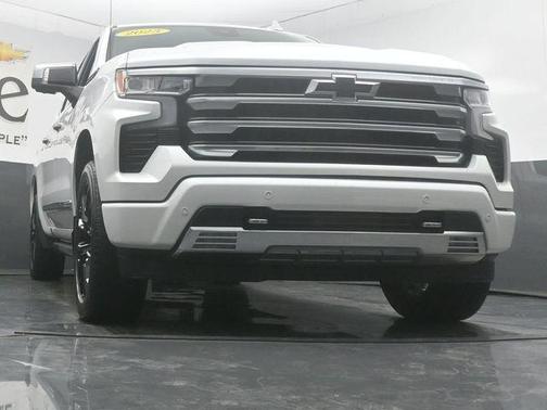 Iridescent Pearl Tricoat 2023 Chevrolet Silverado 1500 High Country
