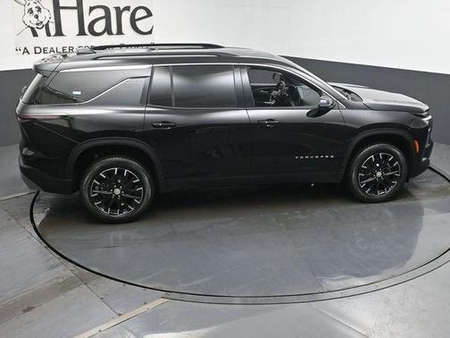 Mosaic Black Metallic 2026 Chevrolet Traverse LT