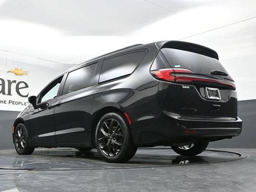 Brilliant Black Crystal Pearlcoat 2023 Chrysler Pacifica Touring-L