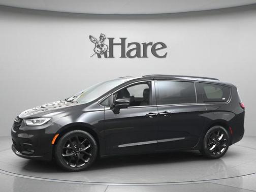 Brilliant Black Crystal Pearlcoat 2023 Chrysler Pacifica Touring-L
