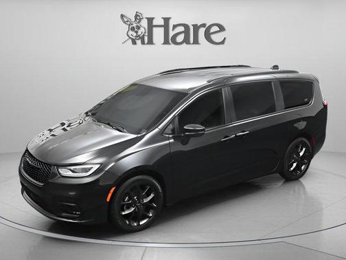 Brilliant Black Crystal Pearlcoat 2023 Chrysler Pacifica Touring-L