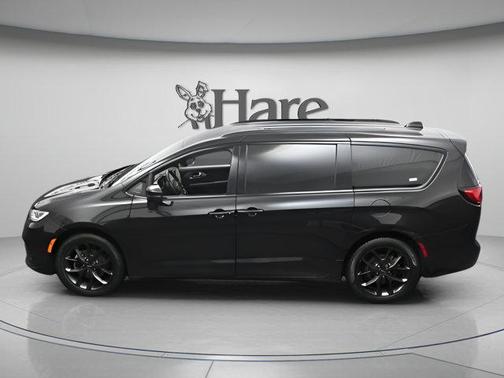 Brilliant Black Crystal Pearlcoat 2023 Chrysler Pacifica Touring-L