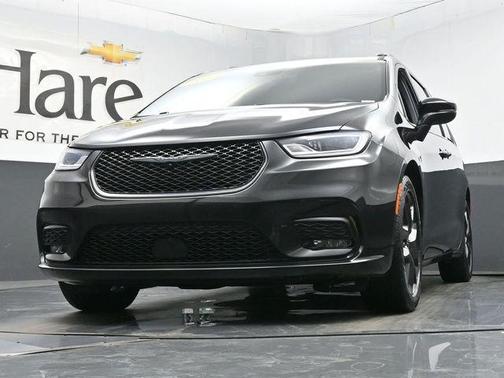 Brilliant Black Crystal Pearlcoat 2023 Chrysler Pacifica Touring-L