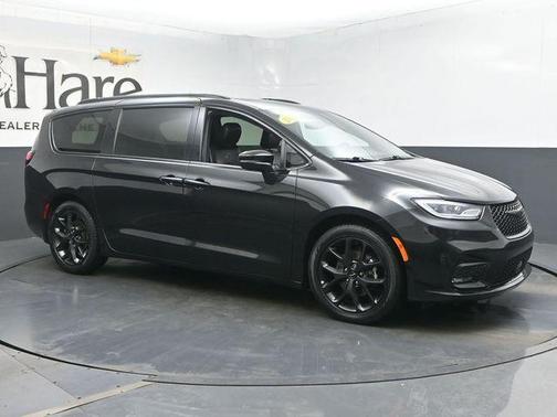 Brilliant Black Crystal Pearlcoat 2023 Chrysler Pacifica Touring-L