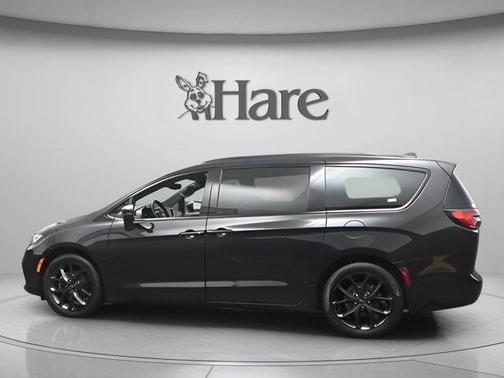 Brilliant Black Crystal Pearlcoat 2023 Chrysler Pacifica Touring-L