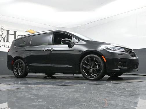 Brilliant Black Crystal Pearlcoat 2023 Chrysler Pacifica Touring-L