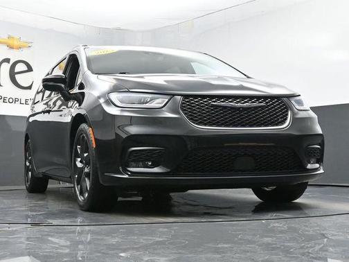 Brilliant Black Crystal Pearlcoat 2023 Chrysler Pacifica Touring-L
