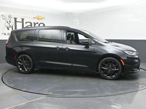 Brilliant Black Crystal Pearlcoat 2023 Chrysler Pacifica Touring-L