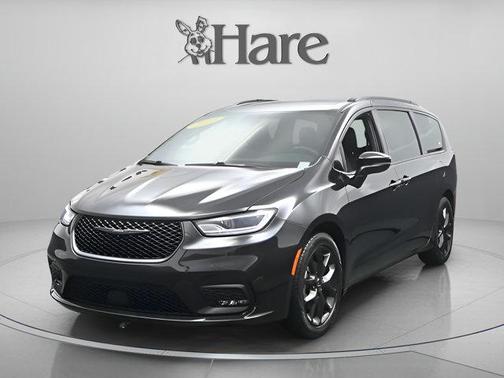 Brilliant Black Crystal Pearlcoat 2023 Chrysler Pacifica Touring-L