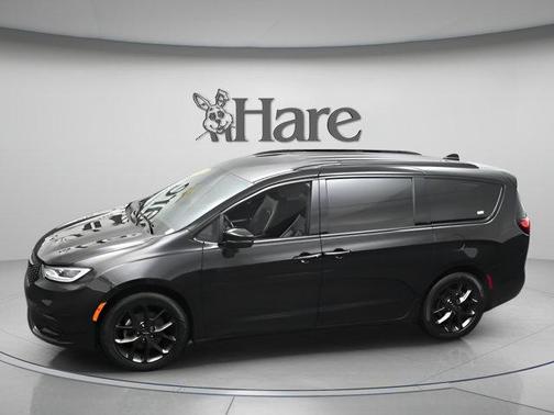 Brilliant Black Crystal Pearlcoat 2023 Chrysler Pacifica Touring-L