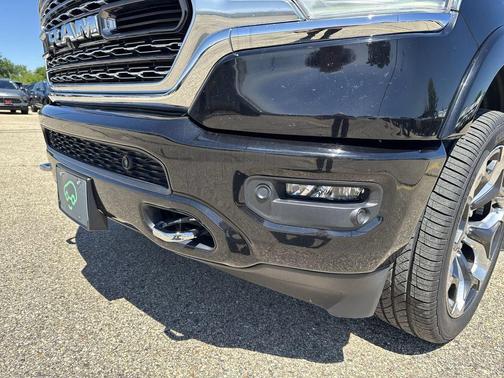 Diamond Black Crystal Pearlcoat 2022 RAM 1500 Limited
