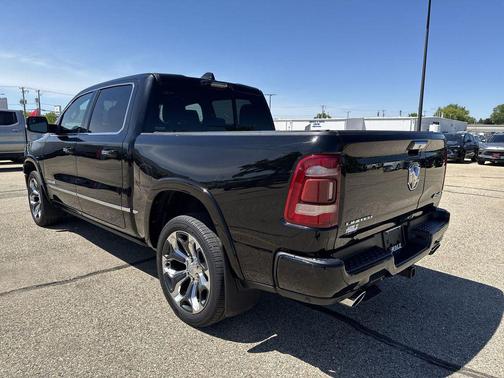 Diamond Black Crystal Pearlcoat 2022 RAM 1500 Limited