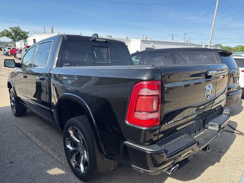 Diamond Black Crystal Pearlcoat 2022 RAM 1500 Limited