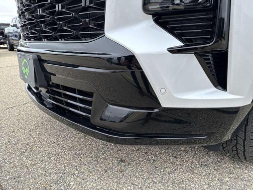 Iridescent Pearl Tricoat 2025 Chevrolet Traverse RS