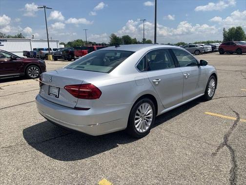 2016 Volkswagen Passat 1.8T SE w/Technology