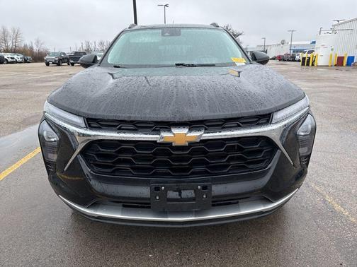 Mosaic Black Metallic 2024 Chevrolet Trax LT
