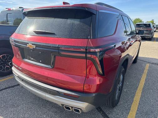 Radiant Red Tintcoat 2025 Chevrolet Traverse LT