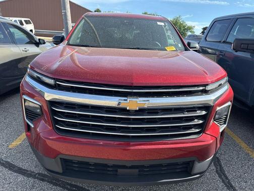 Radiant Red Tintcoat 2025 Chevrolet Traverse LT