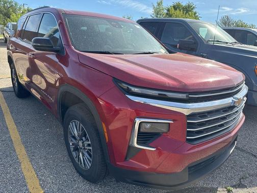 Radiant Red Tintcoat 2025 Chevrolet Traverse LT