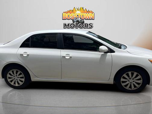 Super White 2013 Toyota Corolla LE