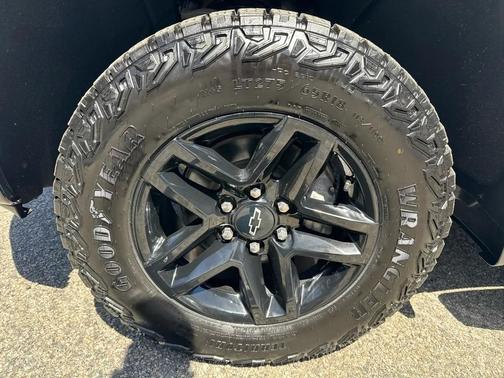 Summit White 2023 Chevrolet Silverado 1500 Custom Trail Boss