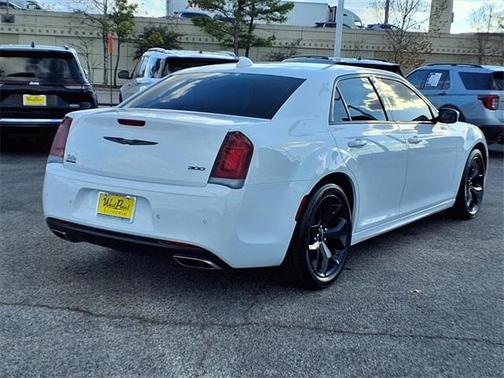 2022 Chrysler 300 Touring L