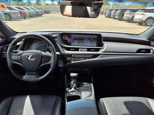 White 2019 Lexus ES 300h Luxury