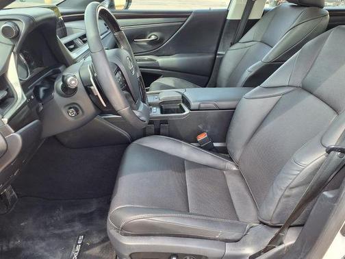 White 2019 Lexus ES 300h Luxury